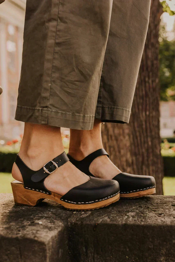 Jade Lagoon Clogs – Black