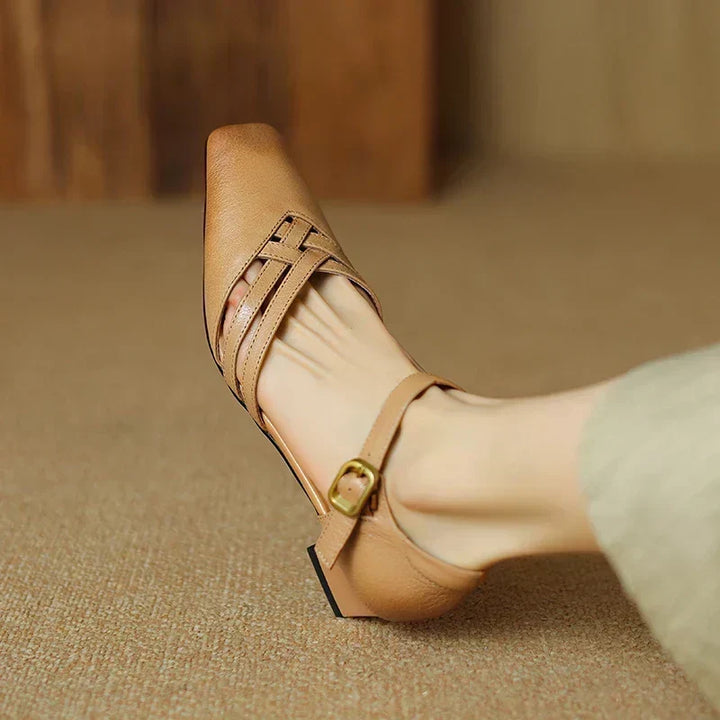 Zoe Charm Elegant Pumps by Perlamila